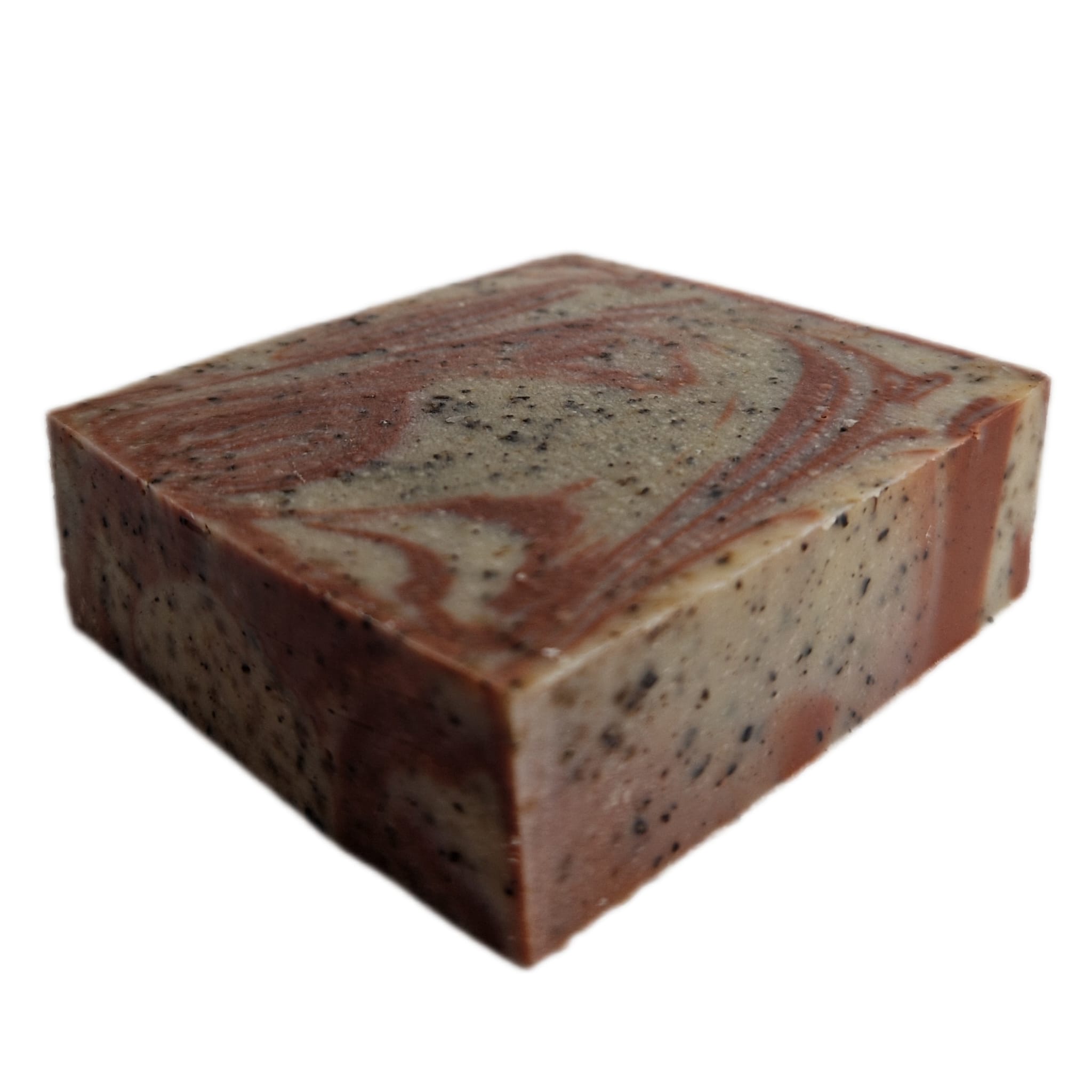 Vierkante zeepbar van opzij gezien, die schuin gedraaid ligt. Lichtbruin en roodbruin gemarmerd van kleur met kleine zwarte spikkels.