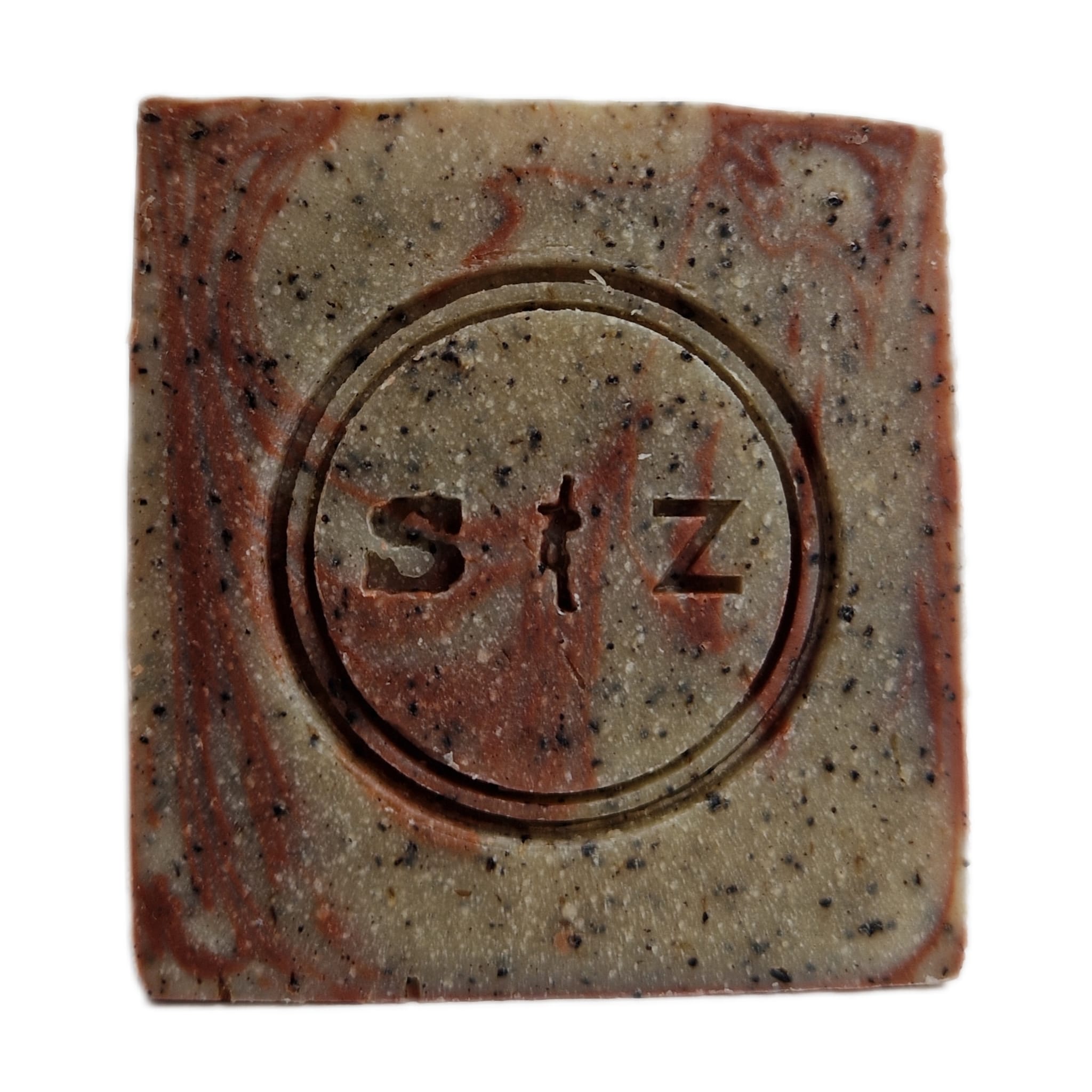Vierkante zeepbar van voren gezien, lichtbruin en bruinrood gemarmerd van kleur met kleine zwarte spikkels. In het midden van de zeep is een rond logo gestempeld met de tekst 's & z'.