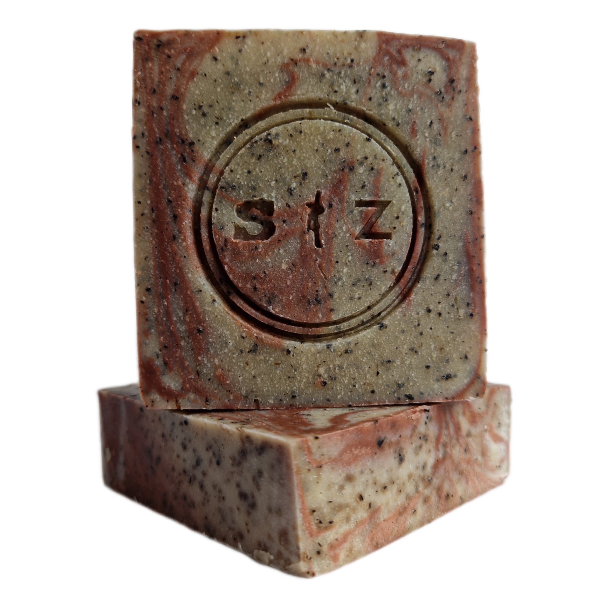 Twee vierkante zeepbars, die op elkaar gestapeld staan. De bovenste zeepbar zie je recht van voren, de onderste zeepbar ligt en is schuin gedraaid. Lichtbruin en bruinrood gemarmerd van kleur met kleine zwarte spikkels. In het midden van de zeep is een rond logo gestempeld met de tekst 's & z'.