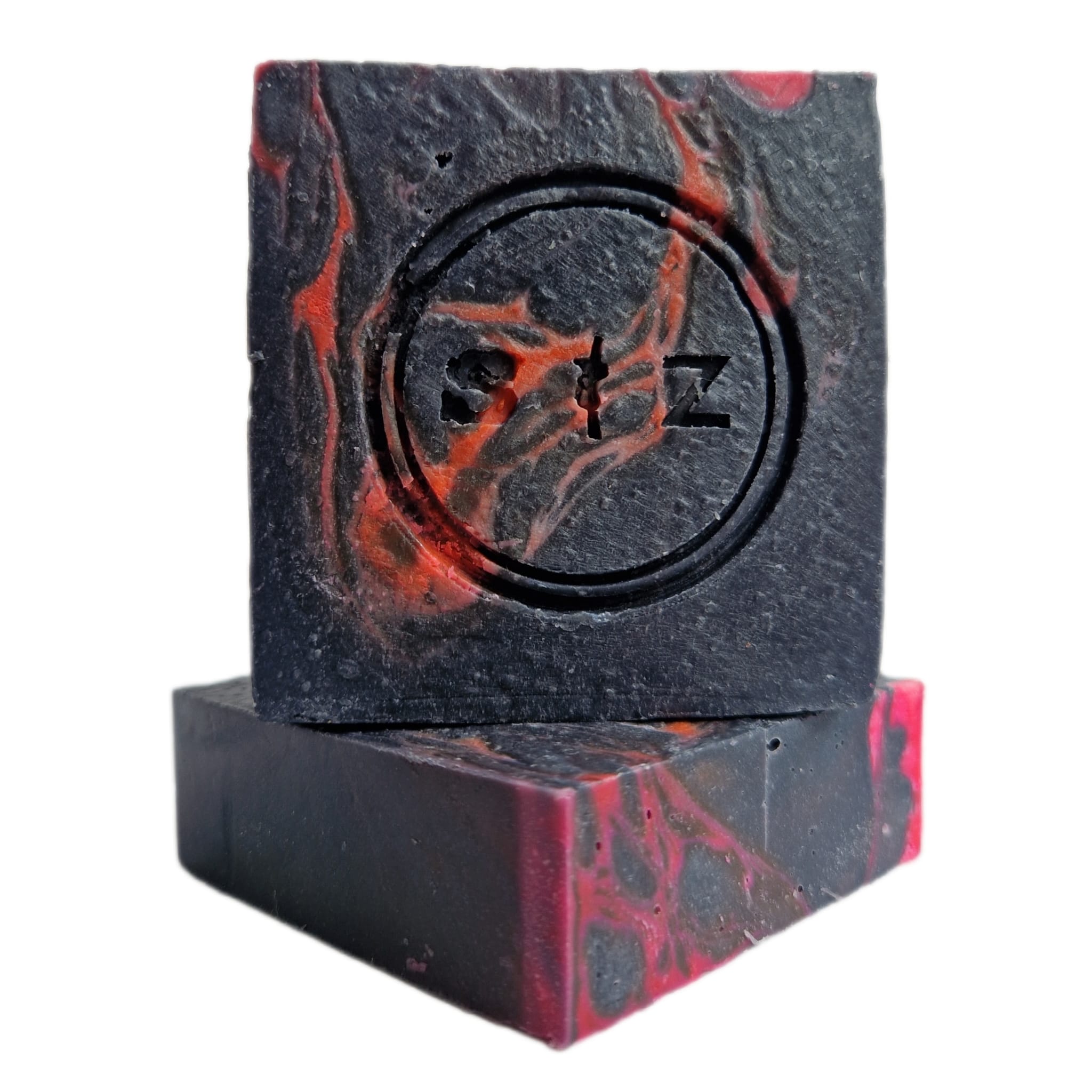 Twee vierkante zeepbars, die op elkaar gestapeld staan. De bovenste zeepbar zie je recht van voren, de onderste zeepbar ligt en is schuin gedraaid. Zwart en neonroze gemarmerd van kleur. In het midden van de zeep is een rond logo gestempeld met de tekst 's & z'.