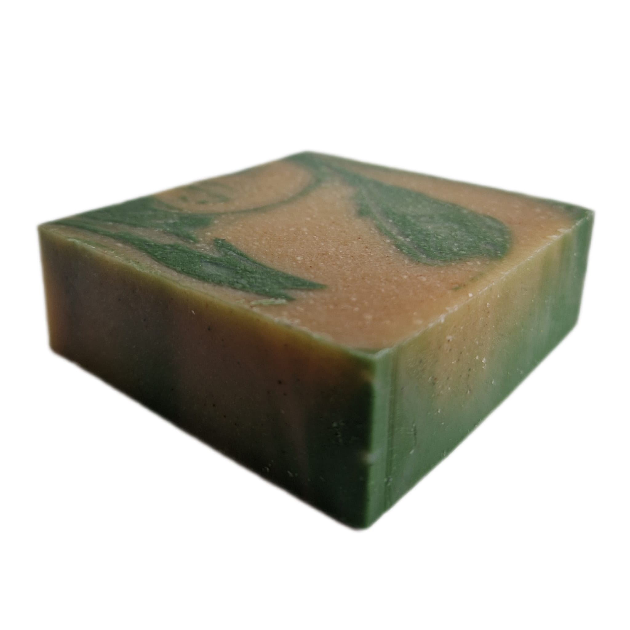 Vierkante zeepbar van opzij gezien, die schuin gedraaid ligt. Lichtbruin en groen gemarmerd van kleur.