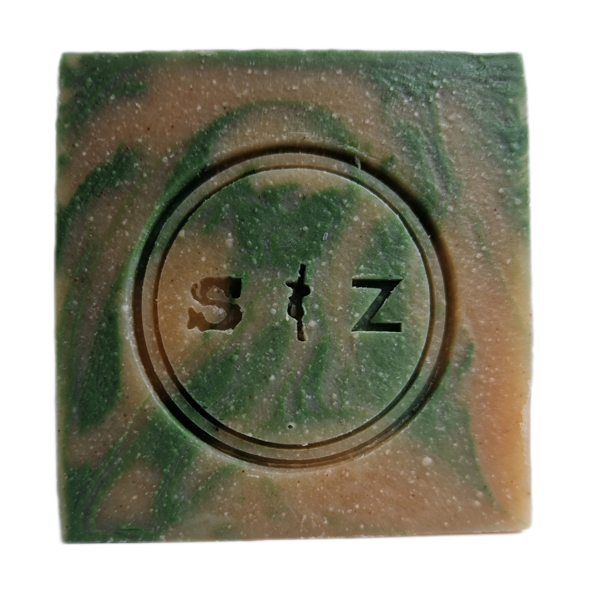 Vierkante zeepbar van voren gezien, lichtbruin en groen gemarmerd van kleur. In het midden van de zeep is een rond logo gestempeld met de tekst 's & z'.