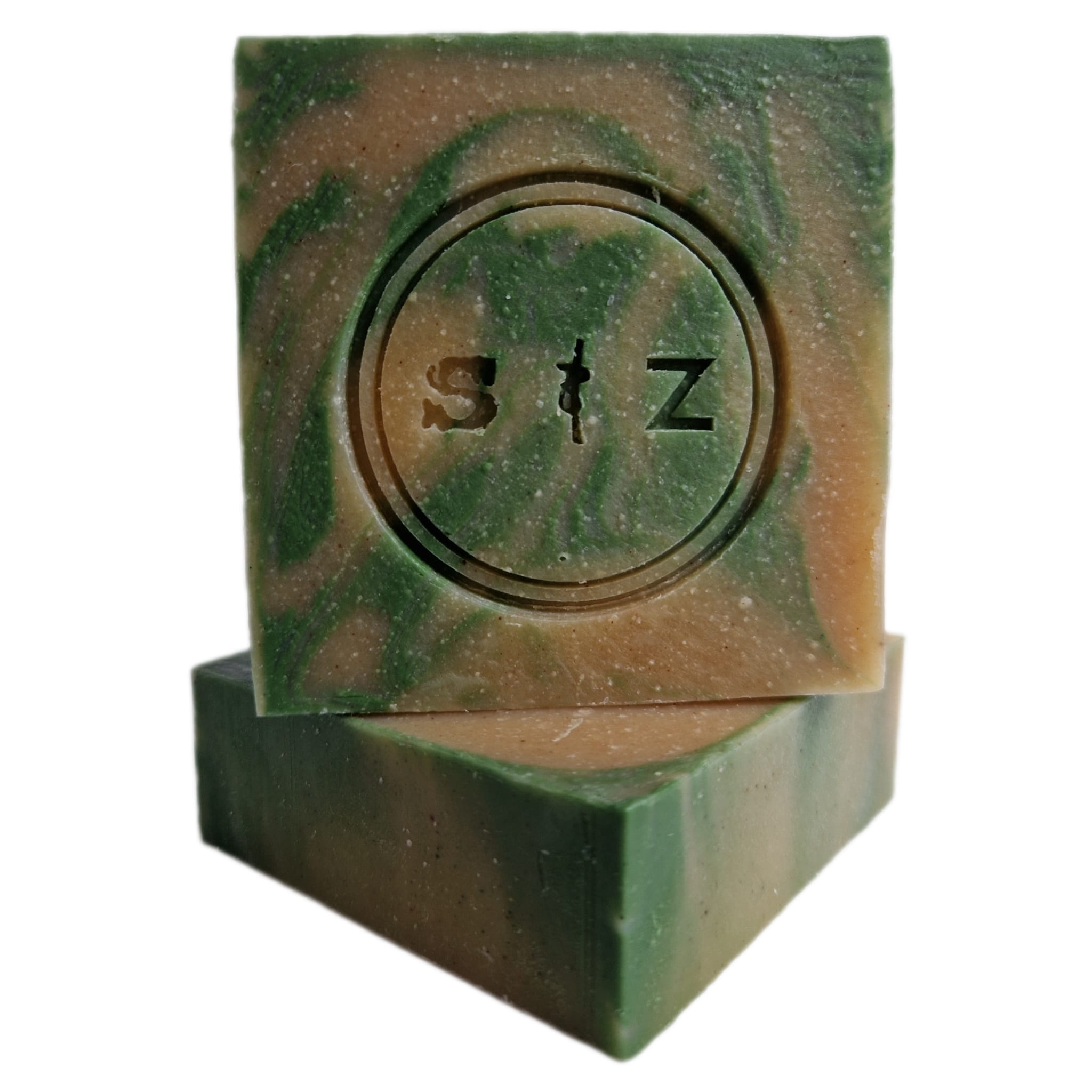 Twee vierkante zeepbars, die op elkaar gestapeld staan. De bovenste zeepbar zie je recht van voren, de onderste zeepbar ligt en is schuin gedraaid. Lichtbruin en groen gemarmerd van kleur. In het midden van de zeep is een rond logo gestempeld met de tekst 's & z'.