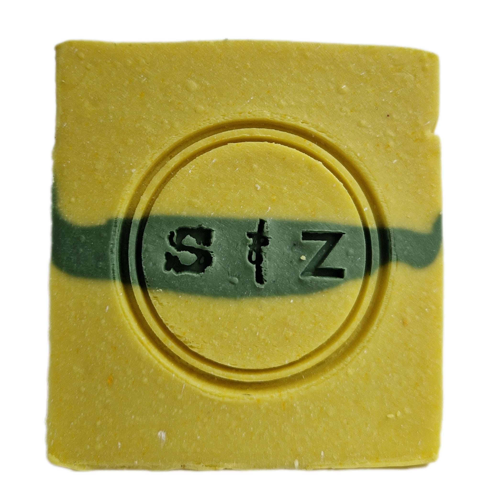 Vierkante zeepbar van voren gezien, geel van kleur met een groene streep in het midden. In het midden van de zeep is een rond logo gestempeld met de tekst 's & z'.