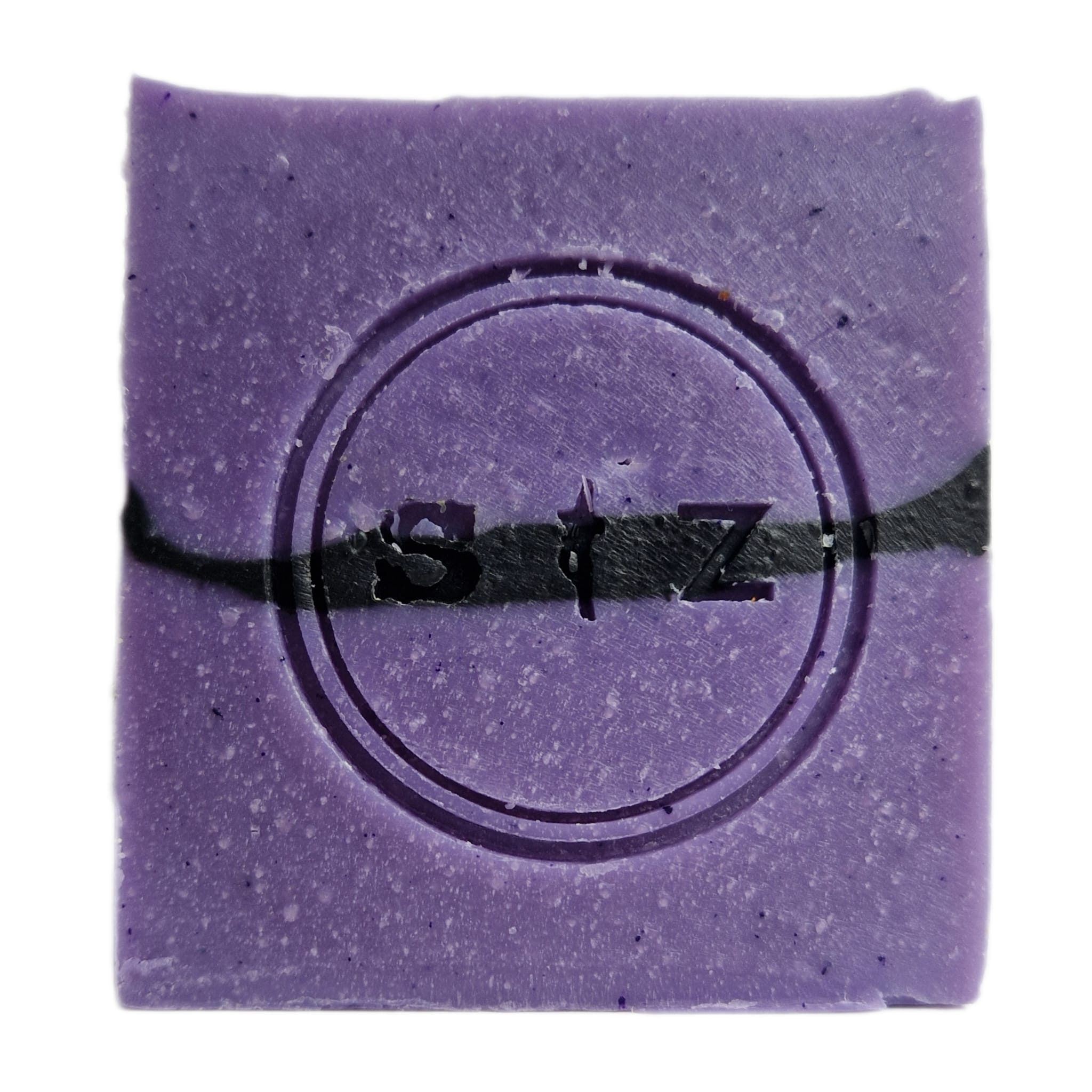 Vierkante zeepbar van voren gezien, lichtpaars van kleur met een zwarte streep in het midden. In het midden van de zeep is een rond logo gestempeld met de tekst 's & z'.