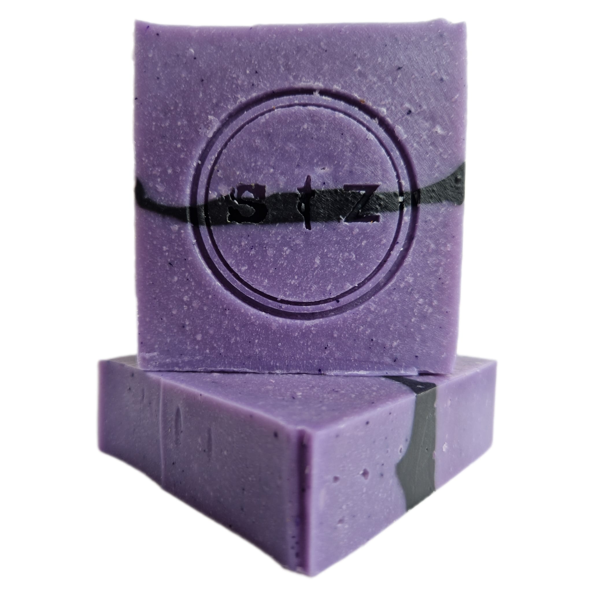 Twee vierkante zeepbars, die op elkaar gestapeld staan. De bovenste zeepbar zie je recht van voren, de onderste zeepbar ligt en is schuin gedraaid. Lichtpaars van kleur met een zwarte streep in het midden. In het midden van de zeep is een rond logo gestempeld met de tekst 's & z'.