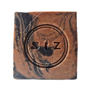 Vierkante zeepbar van voren gezien. De kleur van de zeep is chocoladebruin met een zwarte swirl.