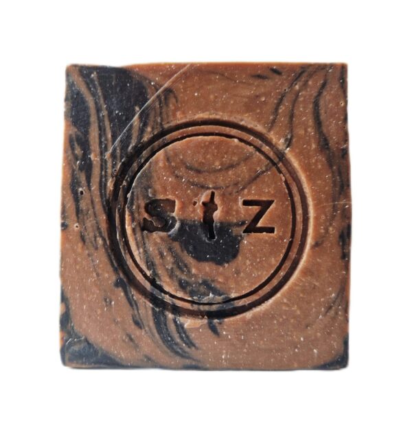 Vierkante zeepbar van voren gezien. De kleur van de zeep is chocoladebruin met een zwarte swirl.